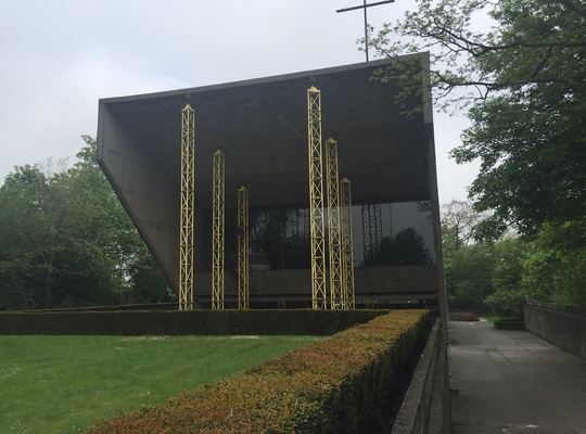 De kapel van Kerselare met de intussen vertrouwde gele stutpalen.